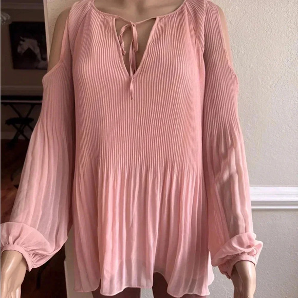 SANCTUARY MAUVE MULTI PLEAT COLD SHOULDER TOP SMALL - Picture 2 of 10